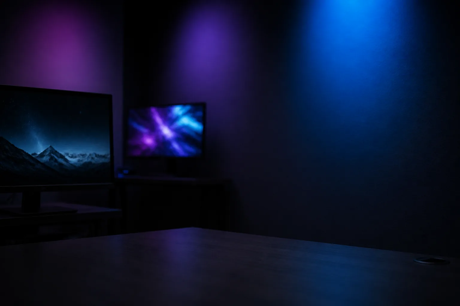 Pared de estudio oscuro con luz violeta y cian y un monitor con motion graphics desenfocado