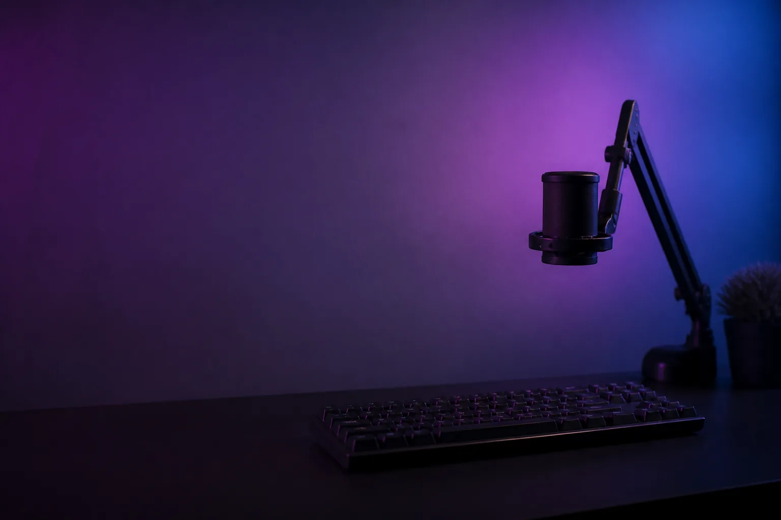 Escritorio de streamer en penumbra con luz violeta y cian